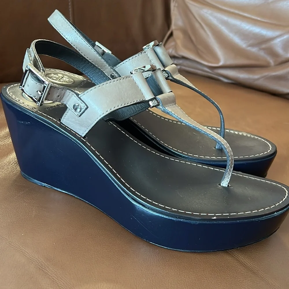 Tory Burch Thong Strap Wedge Sandals/ Neutral/Navy Size 9.5